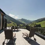 Landhaus Saalbach - Joker Card Included In Summer 住宿加早餐酒店