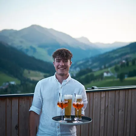 - In & Out Alojamento de Acomodação e Pequeno-almoço 4*