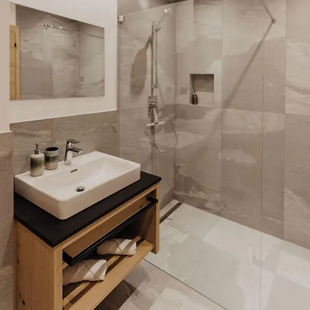 Bed & Breakfast - In & Out 4*